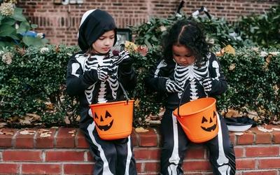 Drastyczne halloweenowe akcesoria znikają ze sklepów. To reakcja na ostatnie akty przemocy w szkołach