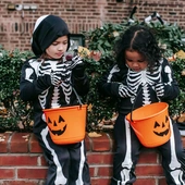 Drastyczne halloweenowe akcesoria znikają ze sklepów. To reakcja na ostatnie akty przemocy w szkołach