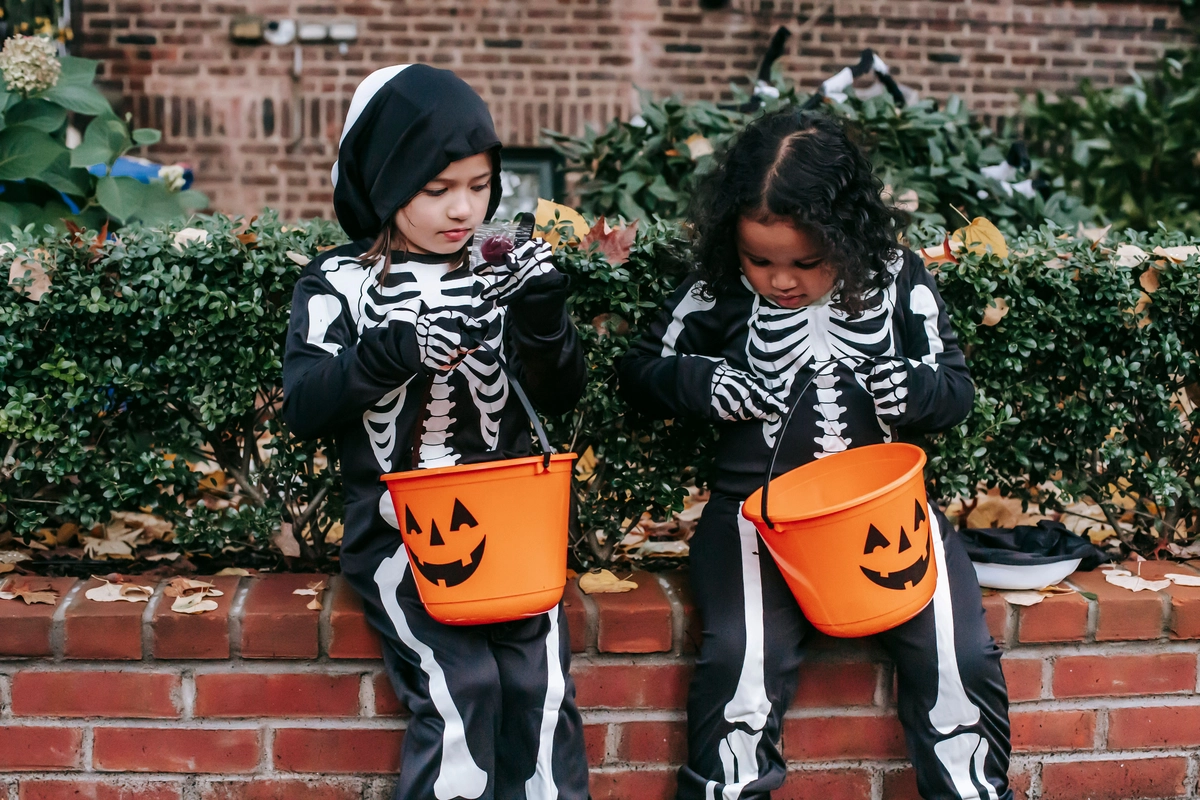 Drastyczne halloweenowe akcesoria znikają ze sklepów. To reakcja na ostatnie akty przemocy w szkołach