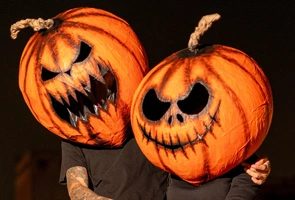 Akcesoria na Halloween znikają ze sklepów. To reakcja na ostatnie akty przemocy w szkołach