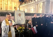Św. Jan Paweł II znowu połączył Polaków na Placu św. Piotra