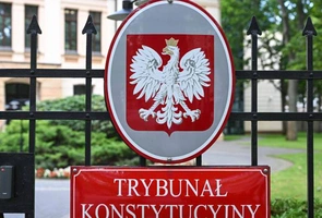 „Czy to się komus podoba, czy nie” TK będzie wydawał wyroki – zapowiada Tusk. Dziś w Warszawie protest 