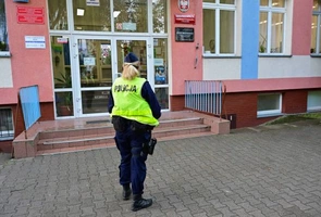 Służby reagują na zagrożenia w placówkach oświatowych. Ponad 225 tys. policyjnych kontroli