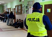 Policyjna akcja trwa. Nieznana liczba zatrzymanych nieletnich