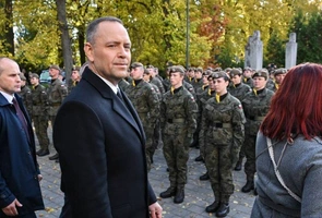Prezydent Nawrocki na pogrzebie 49 ofiar komunizmu: „Niespełnione sny powstają z mogił”