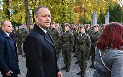 Prezydent Nawrocki na pogrzebie 49 ofiar komunizmu: „Niespełnione sny powstają z mogił”