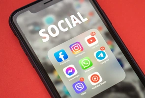 76 proc. zgłoszeń dezinformacji bez reakcji platform. Fałszywe treści nadal krążą w sieci