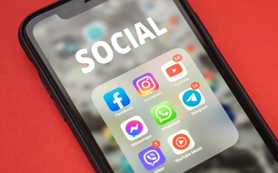76 proc. zgłoszeń dezinformacji bez reakcji platform. Fałszywe treści nadal krążą w sieci