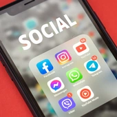 76 proc. zgłoszeń dezinformacji bez reakcji platform. Fałszywe treści nadal krążą w sieci