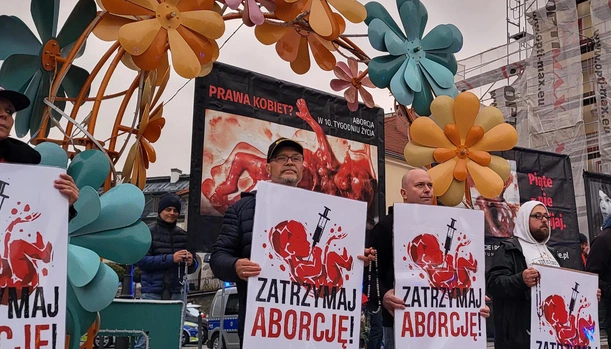 Policja usunęła obrońców życia spod Sejmu, by zrobić miejsce dla czarnego protestu