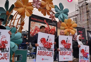 Policja usunęła obrońców życia spod Sejmu, by zrobić miejsce dla czarnego protestu