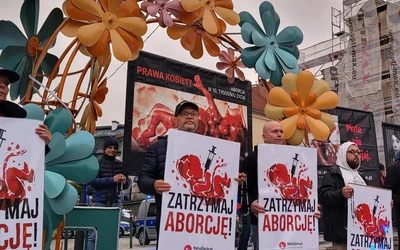 Policja usunęła obrońców życia spod Sejmu, by zrobić miejsce dla czarnego protestu