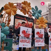 Policja usunęła obrońców życia spod Sejmu, by zrobić miejsce dla czarnego protestu
