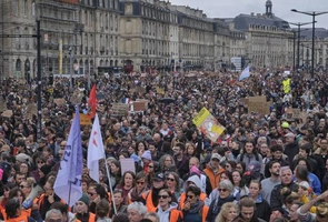 Setki tysięcy osób na demonstracjach we Francji. W Paryżu doszło do starć z policją