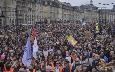 Setki tysięcy osób na demonstracjach we Francji. W Paryżu doszło do starć z policją