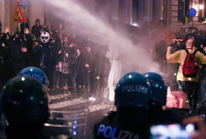 Starcia z policją, petardy i gaz łzawiący. 380 osób zatrzymanych podczas antyrządowych protestów we Włoszech 