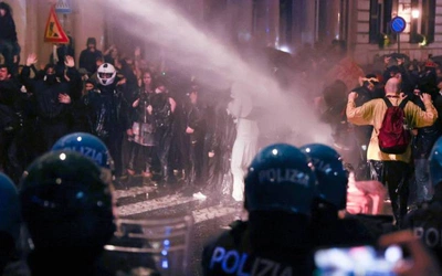 Starcia z policją, petardy i gaz łzawiący. 380 osób zatrzymanych podczas antyrządowych protestów we Włoszech 