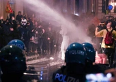 Starcia z policją, petardy i gaz łzawiący. 380 osób zatrzymanych podczas protestów we Włoszech 