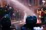 Starcia z policją, petardy i gaz łzawiący. 380 osób zatrzymanych podczas protestów we Włoszech 
