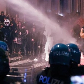 Starcia z policją, petardy i gaz łzawiący. 380 osób zatrzymanych podczas protestów we Włoszech 
