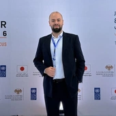 Dzięki pomocy humanitarnej skończył studia. Teraz sam pomaga 