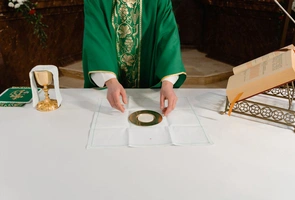 Kolory liturgiczne w roku kościelnym. Co oznaczają i kiedy ich używać