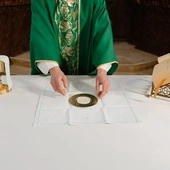 Kolory liturgiczne w roku kościelnym. Co oznaczają i kiedy ich używać