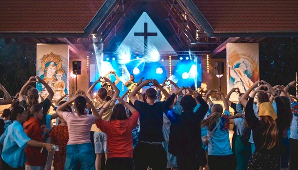 Pokolenie Z a religijność. Socjolog: Wiara będzie świadomym wyborem albo nie będzie jej wcale