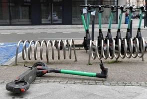 Sondaż: Polacy chcą ograniczenia prędkości i wydzielenia stref dla hulajnóg elektrycznych