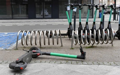 Sondaż: Polacy chcą ograniczenia prędkości i wydzielenia stref dla hulajnóg elektrycznych