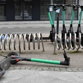 Sondaż: Polacy chcą ograniczenia prędkości i wydzielenia stref dla hulajnóg elektrycznych