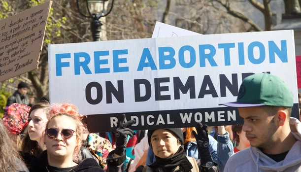 Chcą aborcji na życzenie do 18. tygodnia. Podpierają się sondażem zleconym przez firmę aborcyjną