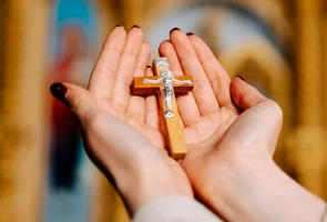 Nie wierzą, ale szukają Boga. Dlaczego zabiera się im lekcje religii? – katecheci o badaniach nad młodzieżą 