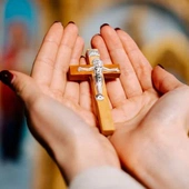 Nie wierzą, ale szukają Boga. Dlaczego zabiera się im lekcje religii? – katecheci o badaniach nad młodzieżą 