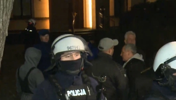 Policja wtargnęła do Trybunału Konstytucyjnego. Nawrocki przerywa podróż do Senegali i wraca do Polski