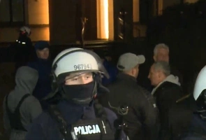 Policja wtargnęła do Trybunału Konstytucyjnego. Nawrocki przerywa podróż do Senegali i wraca do Polski