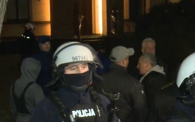 Policja wtargnęła do Trybunału Konstytucyjnego. Nawrocki przerywa podróż do Senegali i wraca do Polski