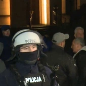 Policja wtargnęła do Trybunału Konstytucyjnego. Nawrocki przerywa podróż do Senegali i wraca do Polski